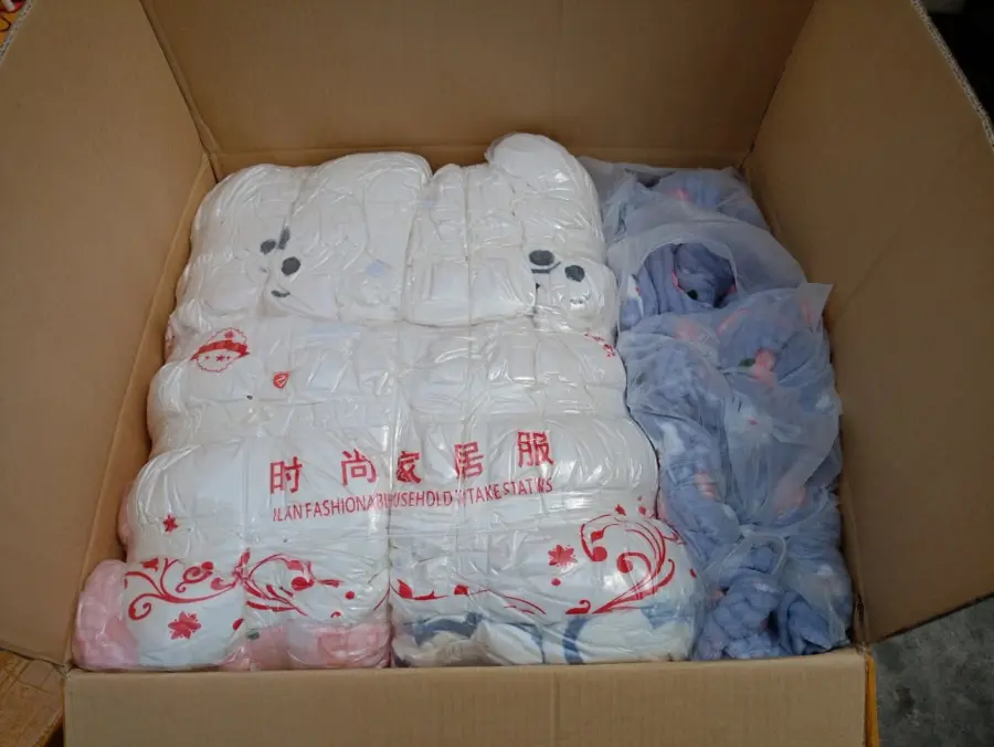 Thùng carton chứa quần áo đã hút chân không